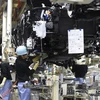 Công nhân hãng Toyota làm việc tại dây chuyền lắp ráp xe ôtô Lexus NX ở nhà máy Miyata thuộc Miyawaka, tỉnh Fukuoka.