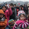 Người tị nạn và di cư đợi kiểm tra an ninh sau khi vượt qua Macedonia tới Serbia để xin tị nạn tại các nước châu Âu khác. (Nguồn: AFP/TTXVN) 