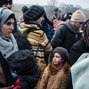 Người tị nạn và di cư đợi kiểm tra an ninh sau khi vượt qua Macedonia tới Serbia để xin tị nạn tại các nước châu Âu khác.