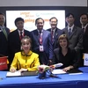 Đại diện Vietjet và Pratty & Whitney ký kết hợp đồng mua động cơ trị giá 3,04 tỷ USD tại Triển lãm Hàng không Singapore, Air Show 2016. (Ảnh: Mỹ Bình/Vietnam+)
