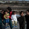 Người tị nạn Afghanistan chờ đợi giấy phép tại biên giới giữa Macedonia và Serbia, gần làng Tabanovce. (Nguồn: AFP/TTXVN)