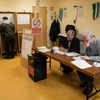 Cử tri Ireland bỏ phiếu tại một địa điểm bầu cử ở Dublin. (Nguồn: AFP/TTXVN) 