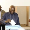 Tổng thống Ănggôla Jose Eduardo Dos Santos bỏ phiếu tại một địa điểm bầu cử ở Luanda. (Nguồn: AFP/TTXVN) 