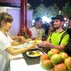 Du khách nước ngoài thưởng thức món ăn Việt Nam. (Ảnh: Đỗ Trưởng/TTXVN) 