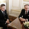 Thủ tướng Slovakia Robert Fico (trái) trong cuộc gặp Tổng thống Andrej Kiska tại thủ đô Bratislava. (Nguồn: THX/TTXVN) 