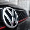 Logo của hãng Volkswagen trên xe ôtô ở San Francisco, California, Mỹ. (Nguồn: AFP/TTXVN) 