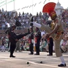 Binh sỹ biên phòng Pakistan và Ấn Độ tại lễ hạ cờ tại cửa khẩu biên giới Wagah. (Nguồn: AFP/TTXVN) 