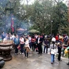 Dâng hương tại Đền Trung. (Ảnh: Trung Kiên/TTXVN)