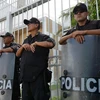 Cảnh sát gác bên ngoài văn phòng đại diện của Công ty luật Mossack Fonseca ở Lima. (Nguồn: AFP/TTXVN) 