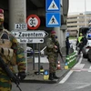 Cảnh sát và binh sỹ Bỉ gác tại lối vào sân bay Zavemtem. (Nguồn: AFP/TTXVN)