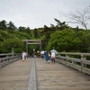 Cầu Uji nối 2 cổng chính vào đền Naiku. 