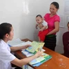 Y, bác sỹ Trạm Y tế xã Hạnh Dịch, huyện Quế Phong (Nghệ An) tư vấn, khám bệnh cho đồng bào dân tộc thiểu số. (Ảnh: Thanh Tùng/TTXVN)