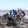 Nhằm nhanh chóng chung tay khắc phục tình trạng ô nhiễm này, nhiều du khách quốc tế đã cùng chung tay với lực lượng địa phương để tiến hành dọn rác.