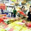 Người tiêu dùng mua sắm Tết tại hệ thống Saigon Co.op. (Ảnh: Thanh Vũ/TTXVN) 