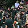 Lực lượng quân đội tìm cách tiếp cận 2 nạn nhân. (Ảnh: Trịnh Duy Hưng/TTXVN) 