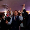 Những người ủng hộ rời EU vẫy cờ và ăn mừng khi chờ đợi kết quả bỏ phiếu ở Millbank Tower.