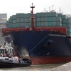 Tàu chở hàng Cosco di chuyển qua kênh đào Panama mở rộng ngày 26/6. (Nguồn: EPA/TTXVN)