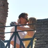 Taylor Swift "hồn nhiên" hôn Tom Hiddleston chốn đông người