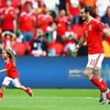 Gareth Bale vui vẻ chơi đùa quanh sân cùng cô con gái Alba. (Nguồn: gettyimages.co.uk)