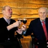 Bí quyết sống hơn trăm tuổi của cặp anh em song sinh 103 tuổi là uống rượu mỗi ngày, ăn đủ bữa và tránh xa phụ nữ.