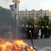 Cảnh sát chống bạo động ngăn những người quá khích tại vùng fan zone ở Paris ngày 10/7. (Nguồn: AFP/TTXVN) 
