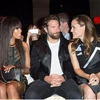 Bradley Cooper (ngồi giữa) là một trong số ít những sao nam tên tuổi xuất hiện tại Tuần lễ Thời trang Haute Couture mùa Thu Đông 2016 tại Paris năm nay. 