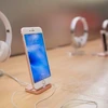 Điện thoại iPhone trưng bày tại một cửa hàng của Apple ở New York, Mỹ. (Nguồn: AFP/TTXVN)