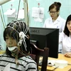 Nhân viên y tế đo điện não kiểm tra sóng bất thường trong não. (Ảnh: Dương Ngọc/TTXVN) 