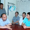 Thủ tướng Nguyễn Xuân Phúc chỉ đạo các bác sỹ tại Bệnh viện Đa khoa tỉnh Yên Bái cứu chữa nạn nhân. (Ảnh: Thống Nhất/TTXVN) 