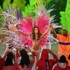 Nghệ sỹ Brazil Izabel Goulart (giữa) tham gia diễu hành tại lễ bế mạc Thế vận hội Rio. (Nguồn: AFP/TTXVN) 