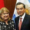 Ngoại trưởng Argentina Susana Malcorra và người đồng cấp nước chủ nhà Vương Nghị. (Nguồn: fmprc.gov.cn)