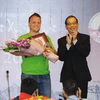 Trao giải thưởng "Việc làm - Vì tình yêu Hà Nội" cho ông James Joseph Kendall, đại diện nhóm Keep Hanoi Clean. 