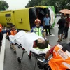 Lực lượng cứu hộ đang đưa những người bị thương vào bệnh viện cứu chữa (nguồn: nst.com.my)