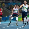 Vận động viên Richard Whitehead (phải) của Anh đã lập kỷ lục Paralympic mới và giành Huy chương vàng ở nội dung chạy 200m nam, hạng thương tật T42, tại Paralympic 2016. (Nguồn: EPA/TTXVN) 
