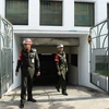 Binh sỹ Thái Lan gác ngoài tòa án ở thủ đô Bangkok, nơi sẽ diễn ra vụ xét xử hai nghi can vụ đánh bom đền Erawan. (Nguồn: AFP/TTXVN) 