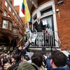 Ông Julian Assange phát biểu với báo giới tại Đại sứ quán Ecuador ở London, Anh ngày 5/2. (Nguồn: AFP/TTXVN) 