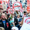 Người dân tham gia biểu tình phản đối TTIP và CETA tại Brussels, Bỉ ngày 20/9. (Nguồn: EPA/TTXVN) 