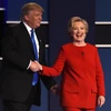 Ứng cử viên đảng Dân chủ Hillary Clinton (phải) và ứng cử viên đảng Cộng hòa Donald Trump (trái) sau cuộc tranh luận trực tiếp đầu tiên ở Hempstead, New York ngày 26/9. (Nguồn: AFP/TTXVN)