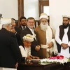 Tổng thống Afghanistan Ashraf Ghani (giữa) ký thỏa thuận hòa bình tại thủ đô Kabul ngày 29/9. (Nguồn: EPA/TTXVN) 