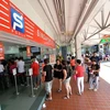 Người dân Singapore xếp hàng đợi cá cược tại một đại lý của Singapore Pools. (Nguồn: straitstimes.com)
