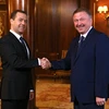 Thủ tướng Nga Dmitry Medvedev (trái) và Thủ tướng Belarus Andrei Kobyakov trong cuộc gặp ở thủ đô Moskva, Nga ngày 13/4. (Nguồn: EPA/TTXVN) 
