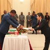 Đại sứ Việt Nam Nguyễn Mạnh Cường trình Quốc thư lên Tổng thống Cộng hòa Zambia Edgar Lungu. (Ảnh: Mạnh Hùng/Vietnam+)