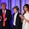 Vợ và con trai út đứng bên cạnh ủng hộ ông Donald Trump trong bài phát biểu chiến thắng. (Nguồn: mirror.co.uk)