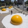 Nghệ sỹ Hà Lan Henk Hofsta đã 'thiết đãi' người dân thành phố Santiago (Chile) một bữa tiệc trứng khổng lồ từ trên trời rơi xuống.