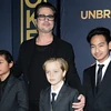 Nam tài tử Brad Pitt (phía sau) và các con tại Hollywood, California (Mỹ). (Nguồn: AFP/TTXVN)