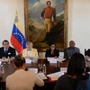 Ngoại trưởng Venezuela Delcy Rodriguez (giữa, phía xa) và các thành viên Ủy ban tìm kiếm sự thật và pháp lý trong một cuộc họp tại Caracas ngày 2/12. (Nguồn: AFP/TTXVN) 