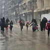 Người dân Syria sơ tán khỏi các khu vực do quân nổi dậy kiểm soát để đến các khu vực đã được quân Chính phủ giải phóng ở Aleppo ngày 13/12. (Nguồn: AFP/TTXVN) 