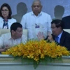 Thủ tướng Hun Sen và Tổng thống Duterte trao đổi tại lễ ký kết. (Ảnh: Nguyễn Lâm/Vietnam+)