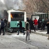 Chiếc xe buýt bốc cháy sau vụ đánh bom. (Nguồn: AP/TTXVN)