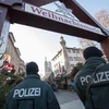 Cảnh sát Đức gác tại chợ Giáng sinh ở Stuttgart. (Nguồn: EPA/TTXVN) 
